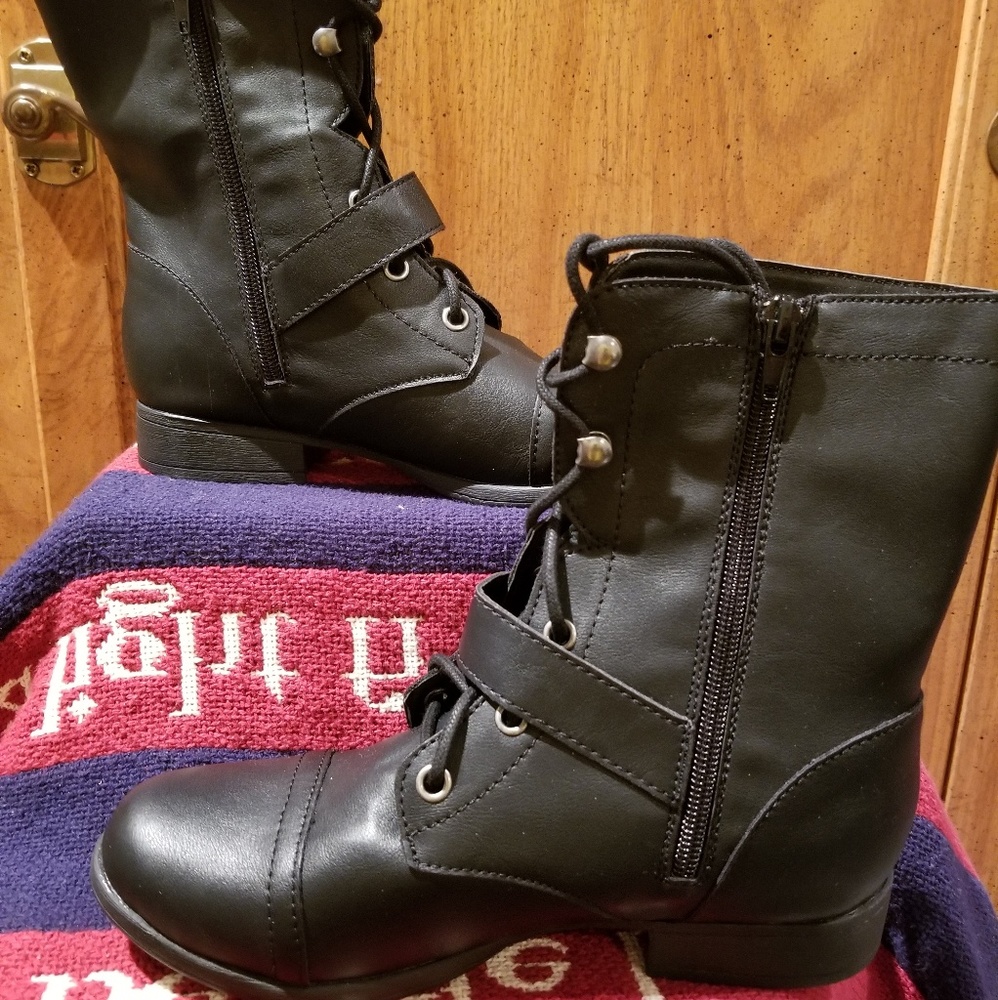 NWT/BOX Ladies Black Combat like style.